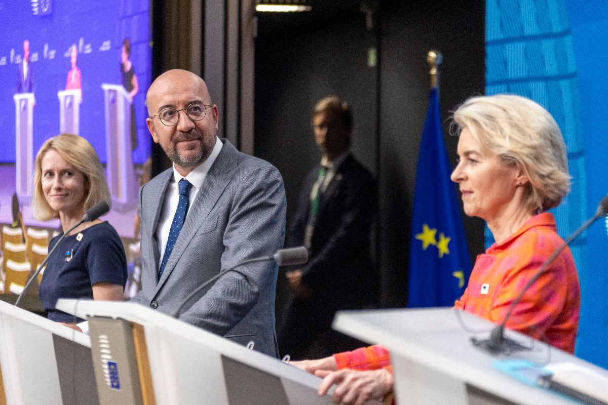 Észtország miniszterelnöke, Kaja Kallas, az Európai Tanács elnöke, Charles Michel és az Európai Bizottság elnöke, Ursula von der Leyen sajtótájékoztatót tartott 2024. június 27-én. 