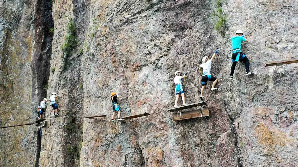 Yandang-hegy, hegymászás,  Via Ferrata, rögzített mászóút,  mászóút, túrázás, Kína,  látványosság, turizmus, sport, 