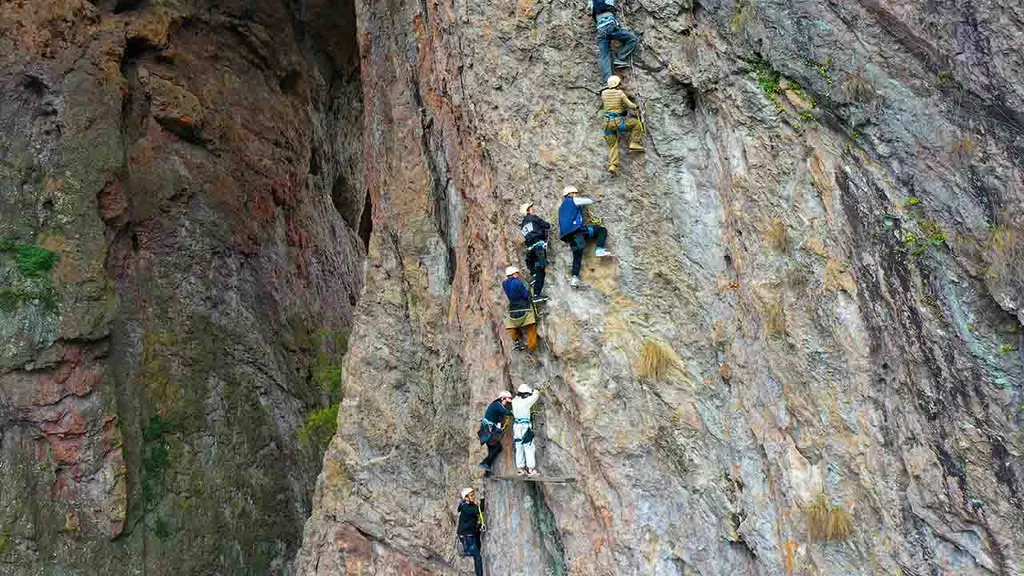 Yandang-hegy, hegymászás,  Via Ferrata, rögzített mászóút,  mászóút, túrázás, Kína,  látványosság, turizmus, sport, 