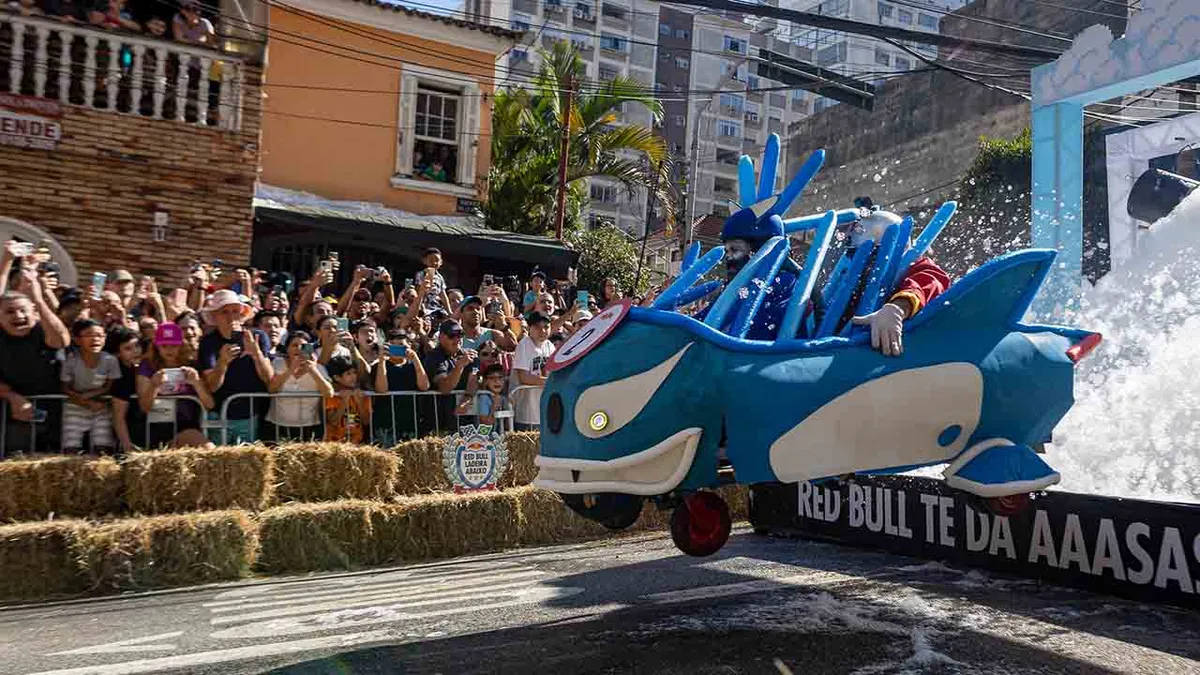 Egyedileg épített járművek akadályfutama a "Red Bull Bergab" versenyen