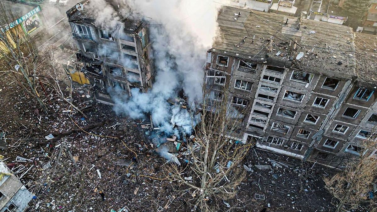 Az ukrán országos rendőrség által közreadott képen a kelet-ukrajnai Donyecki területen fekvő Szelidove egyik lakóházának romos épülete, amelyet orosz rakétatalálat ért 2024. február 14-én. Ukrán források szerint három ember, köztük egy gyermek életét vesztette. 