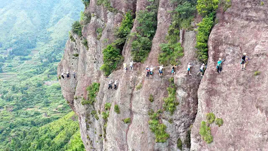 Yandang-hegy, hegymászás,  Via Ferrata, rögzített mászóút,  mászóút, túrázás, Kína,  látványosság, turizmus, sport, 