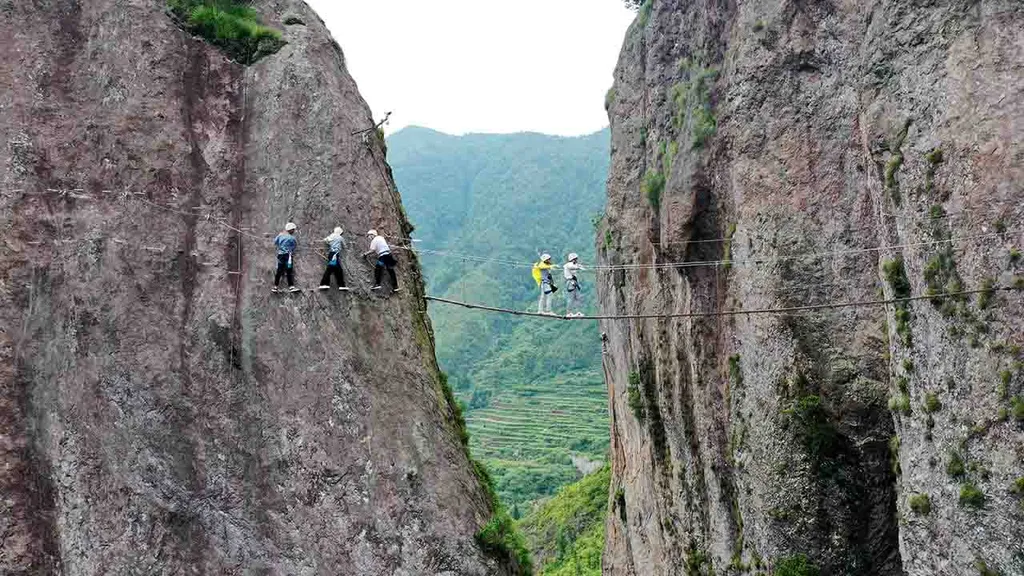 Yandang-hegy, hegymászás,  Via Ferrata, rögzített mászóút,  mászóút, túrázás, Kína,  látványosság, turizmus, sport, 