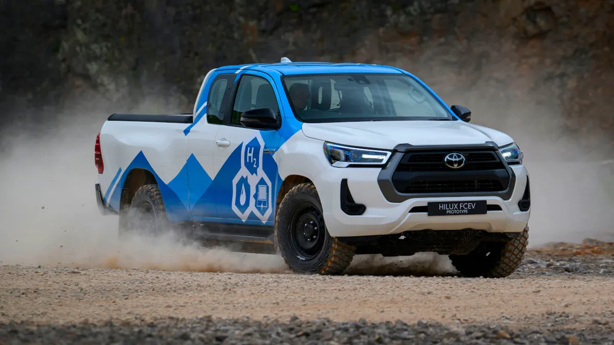 Megkezdik a tüzelőanyagcellás Toyota Hilux tesztelését