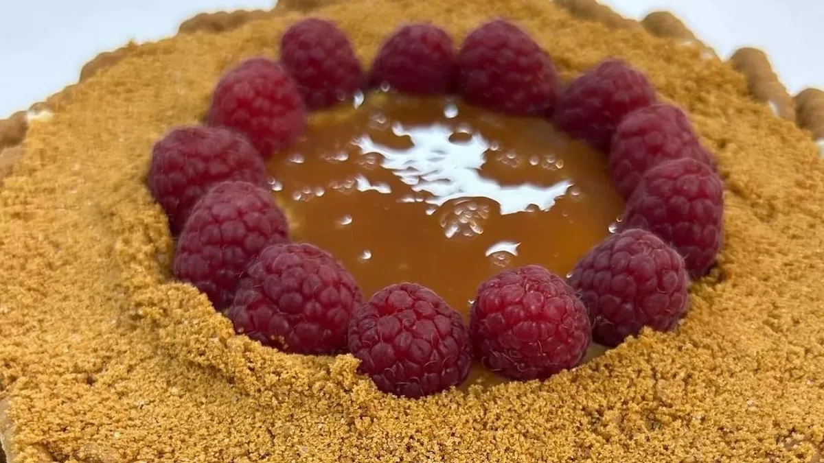 Így készül a hihetetlenül egyszerű sós karamellás sajttorta