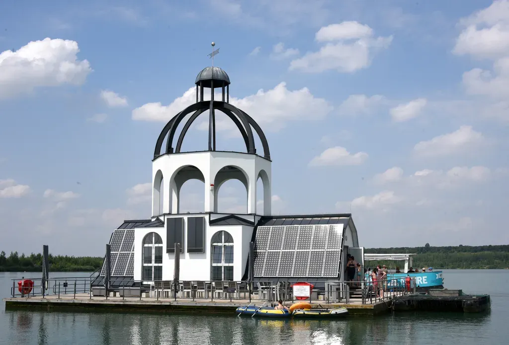 Úszó templom a németországi Störmthal-tavon