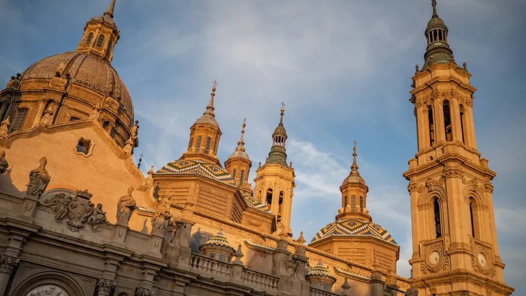 Buenos Aires-i templomhoz tartozó Oszlopos Boldogasszony-bazilika, Oszlopos Boldogasszony székesegyház-bazilika, katolikus templom, Zaragoza városa, Aragónia, Spanyolország