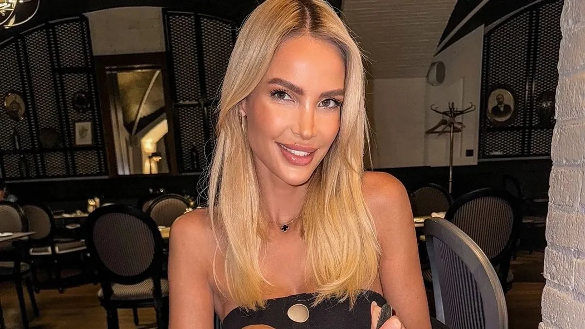 Mindjárt kiesnek a szűk bikinifelsőből Zimány Linda nagy mellei - képek