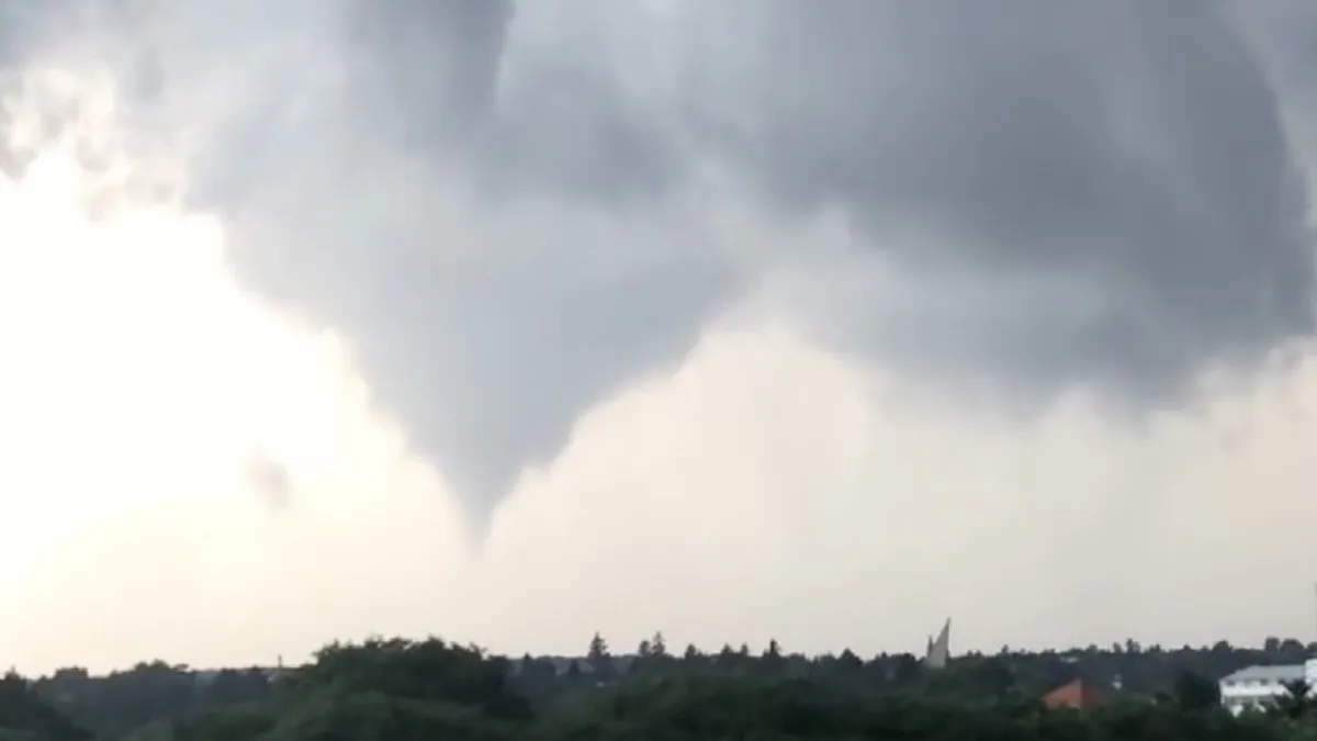Videón, ahogy tornádó söpör végig Szombathelynél