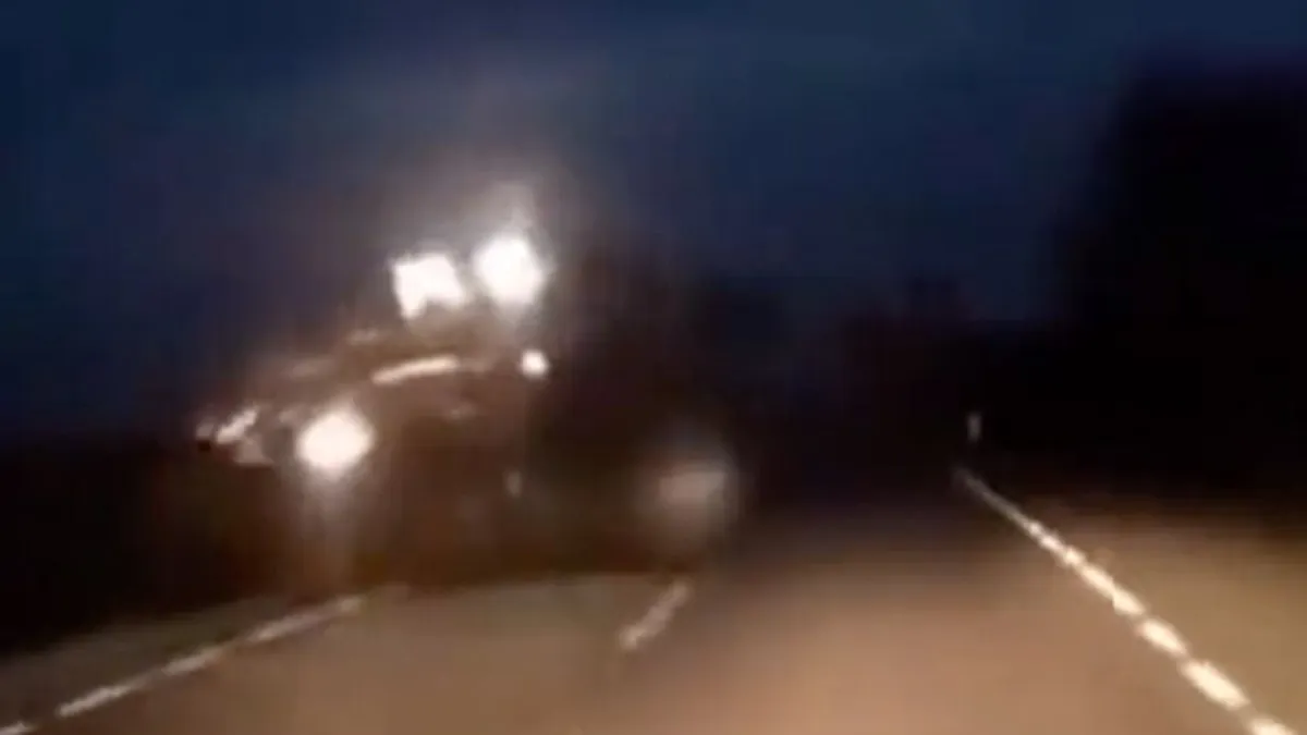 Megpróbált elmenni a sötétben egy munkagép mellett, aztán jött a kegyetlen meglepetés - videó