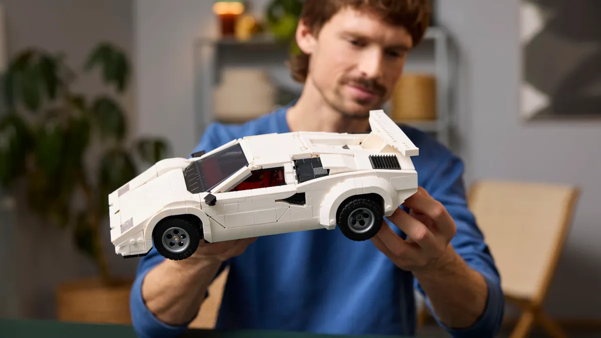Működő pillangóajtókkal jön a LEGO Countach