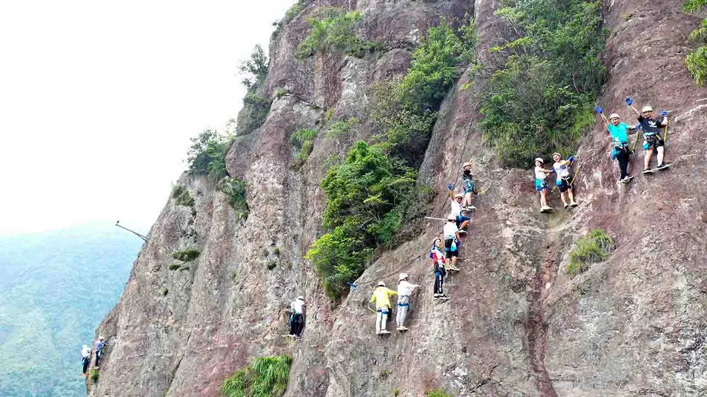 Yandang-hegy, hegymászás,  Via Ferrata, rögzített mászóút,  mászóút, túrázás, Kína,  látványosság, turizmus, sport, 