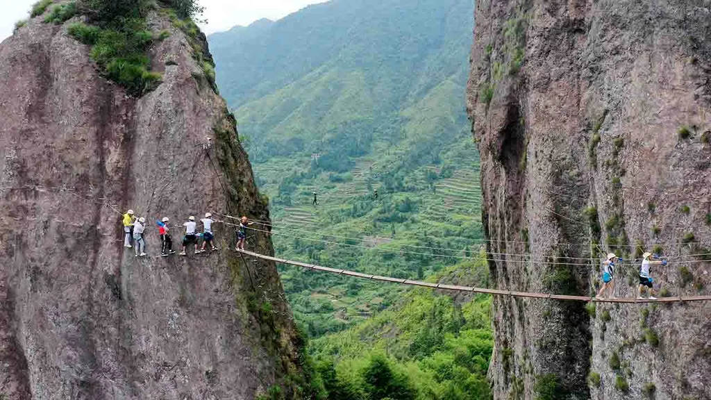 Yandang-hegy, hegymászás,  Via Ferrata, rögzített mászóút,  mászóút, túrázás, Kína,  látványosság, turizmus, sport, 