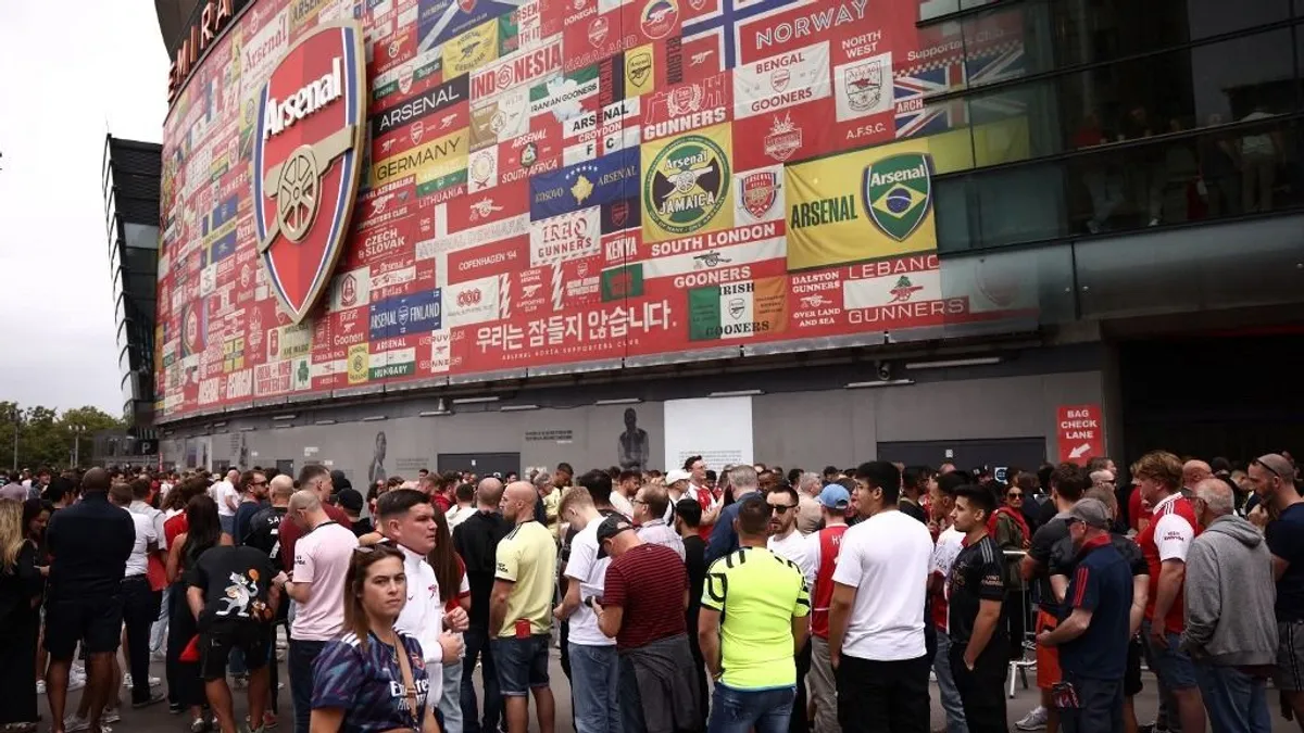 Őrjöngő szurkolók, öngyilkos lépést tett a Premier League csapat