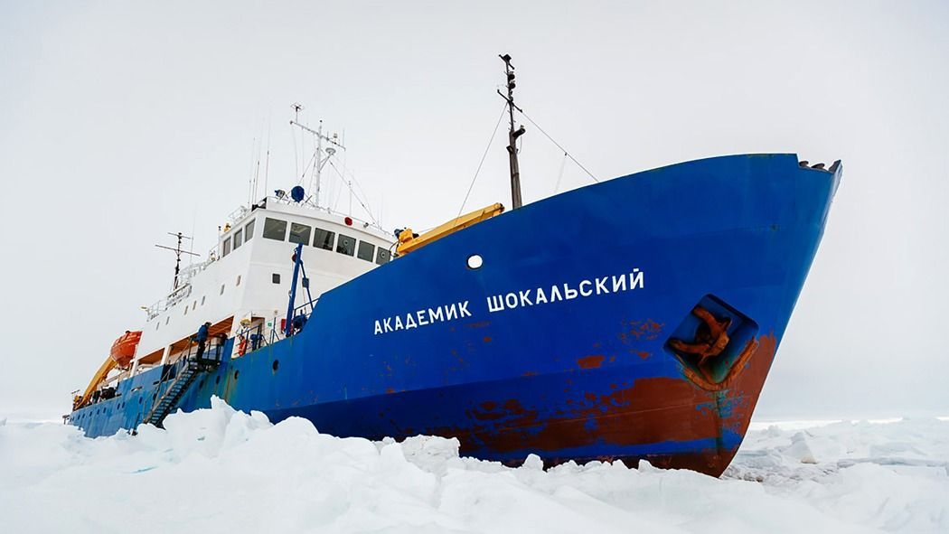 Az antarktiszi expedícióra indult orosz hajó december 24-én este szorult a jég közé