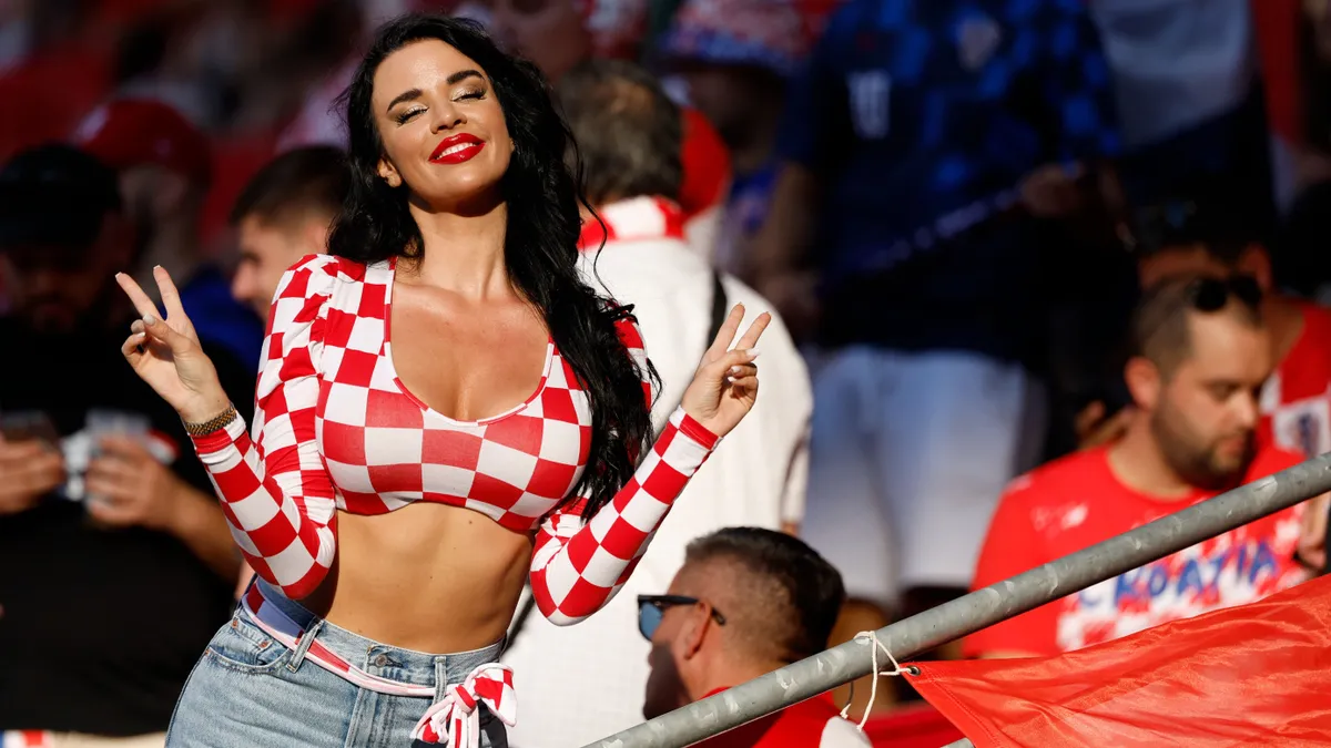 A szuperszexi horvát kebelcsoda is a magyarok ellen csaló bírót szidta - kép