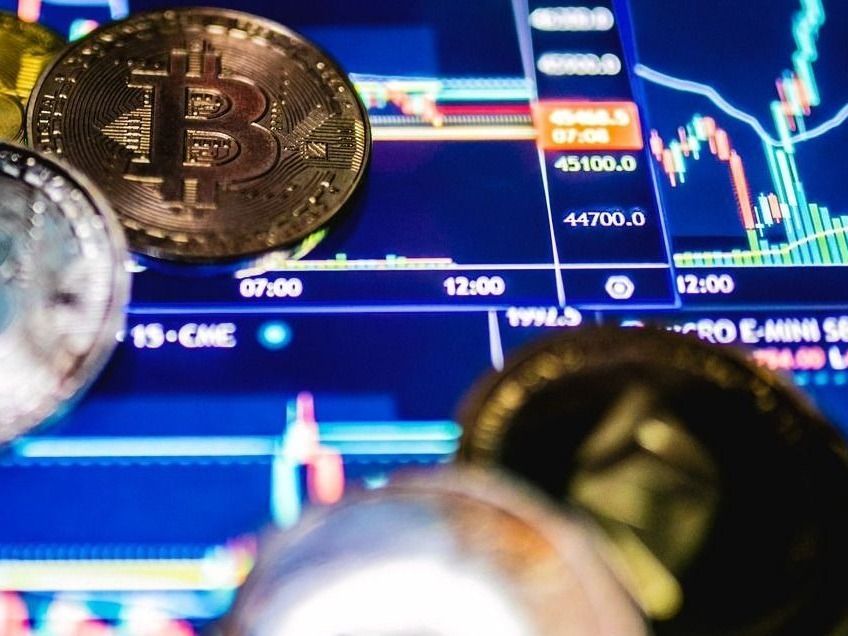  Bitcoin, kriptovaluta illusztráció. ETF, halving, tőzsde, grafikon.  50 Cent Bitcoinkriptovaluta