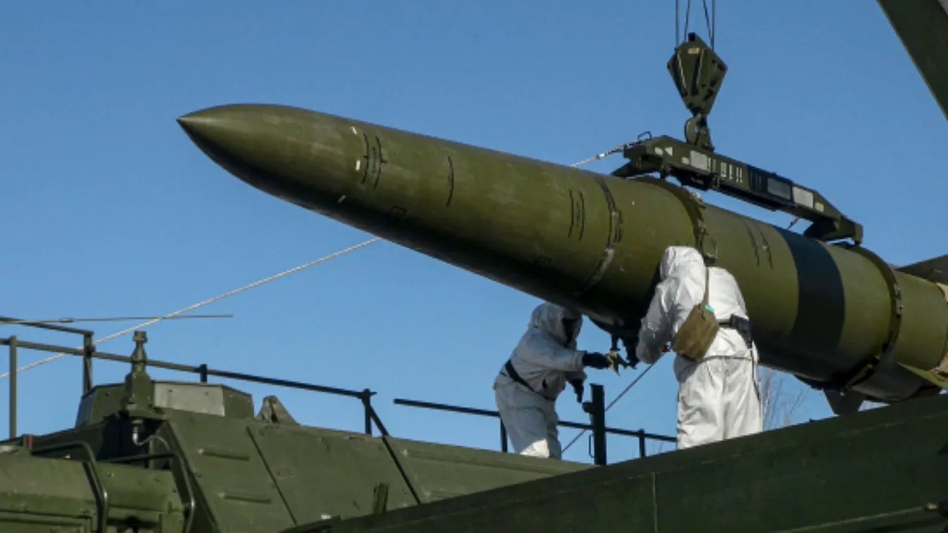 Ukrajna, Ukrán, Orosz, Oroszország, háború, konfliktus, 2024.02.03., Iszkander rakétát töltenek be egy kilövésre alkalmas rakétavetőbe egy meg nem nevezett oroszországi helyszínen 2024. február 2-án.
MTI/AP/Orosz védelmi mini 