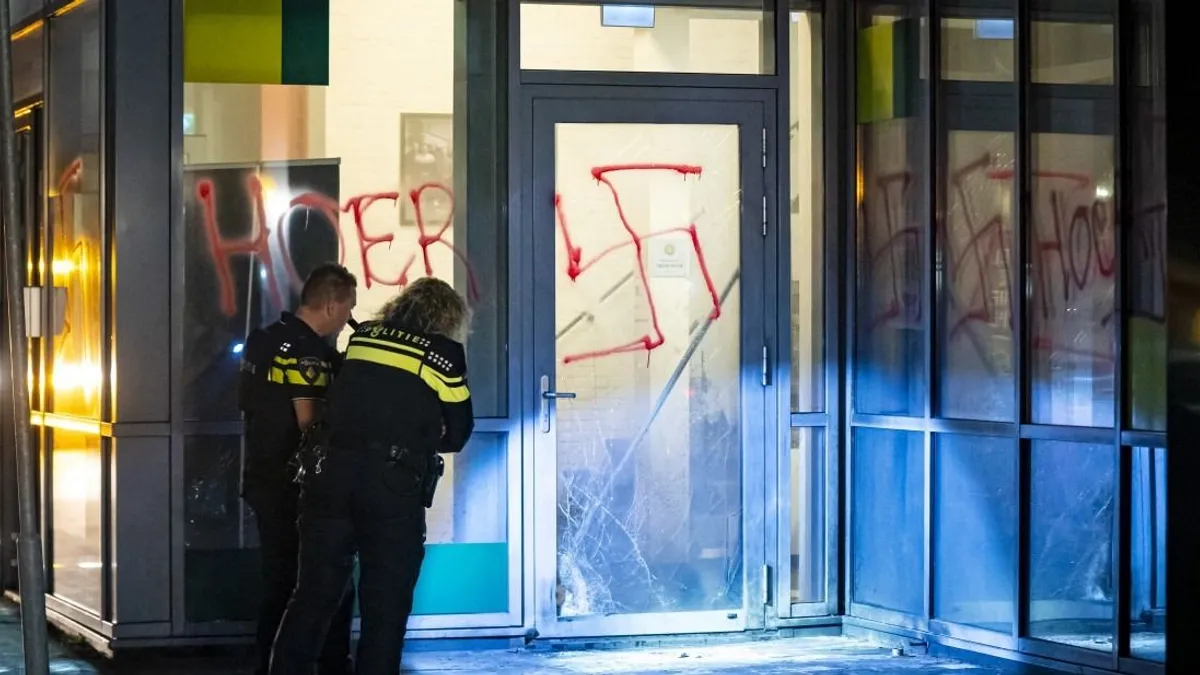 Robbanás volt egy rotterdami iskolánál, horogkereszteket festettek az épületre - videó
