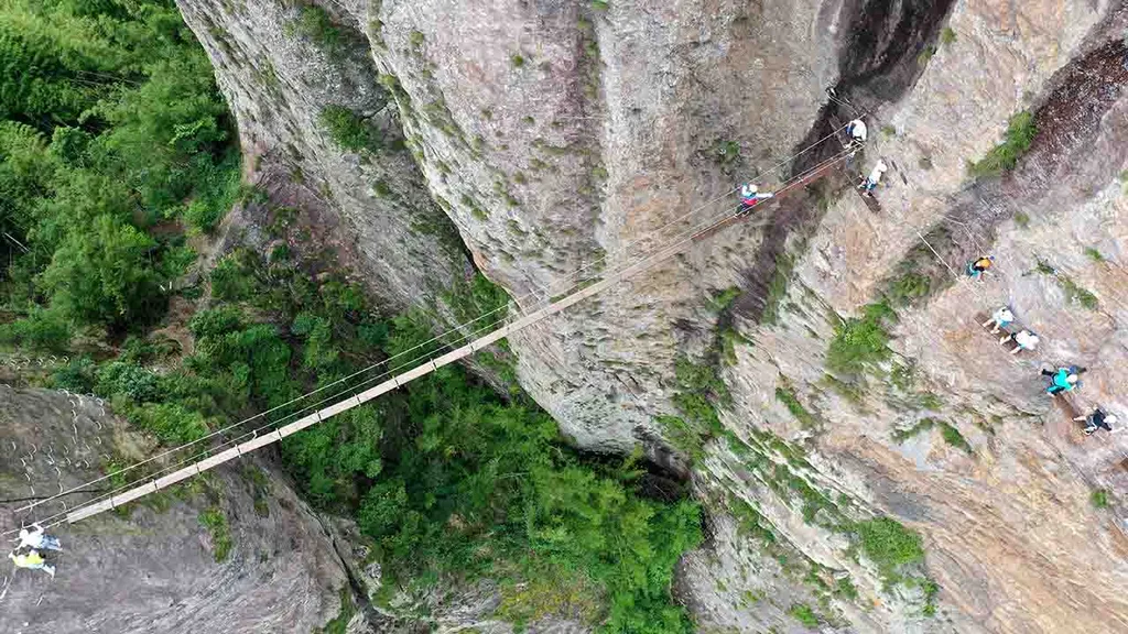 Yandang-hegy, hegymászás,  Via Ferrata, rögzített mászóút,  mászóút, túrázás, Kína,  látványosság, turizmus, sport, 