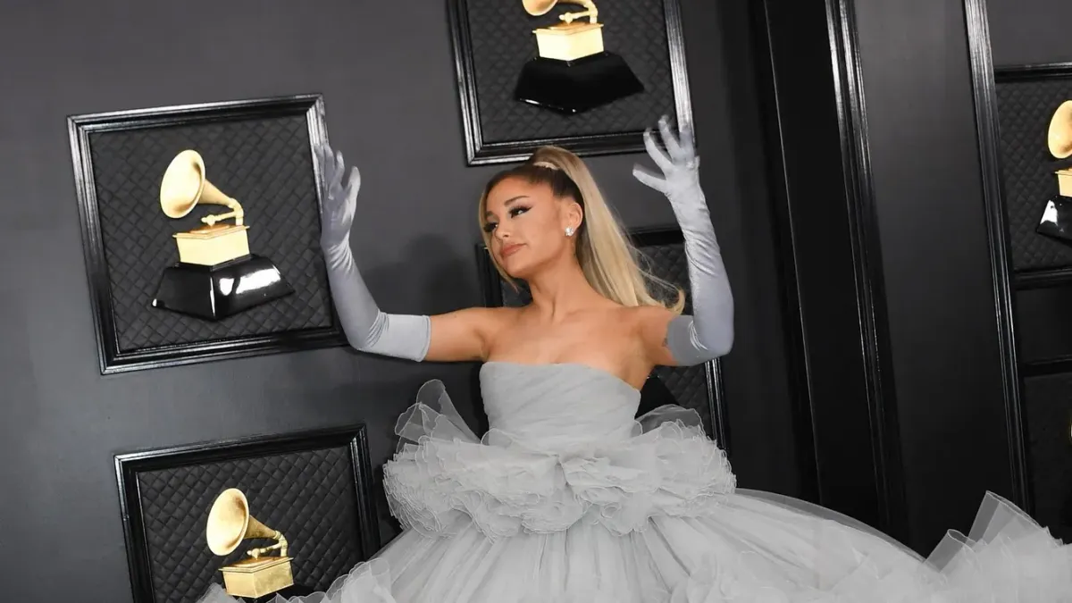 Ariana Grande szívesen vacsorázna Jeffrey Dahmerrel, az áldozatok hozzátartozói idegesen üzentek neki