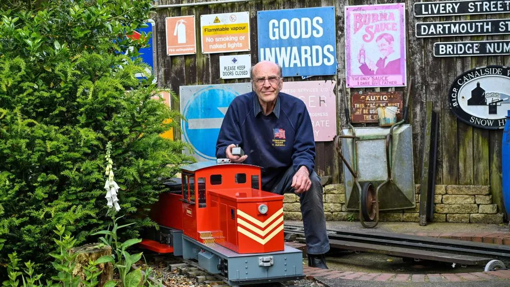 Több mint 30 éve építi miniatűr pályáját a hátsó kertjében ez a vasútmániás nagypapa, Derek Burwell, DerekBurwell