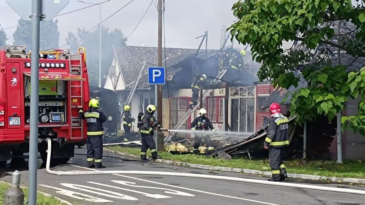 Hatalmas tűz volt a körmendi piacon, az épület fele leégett - videó