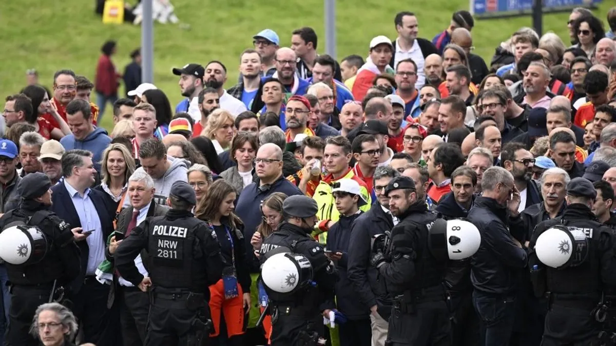 Dermesztő hideg, csendes szurkolók: elképesztő körülmények a spanyol-olasz Eb-rangadó előtt - videó