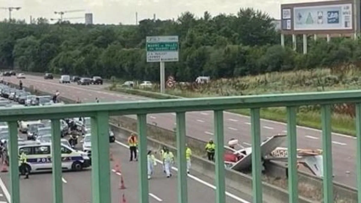 Kisrepülőgép zuhant egy francia autópályára, többen meghaltak
