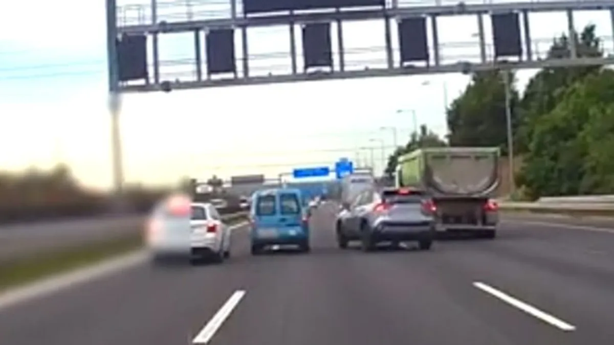 Óriásit hibázott az M0-sra ész nélkül felszáguldó autós, két járművel is ütközött - videó
