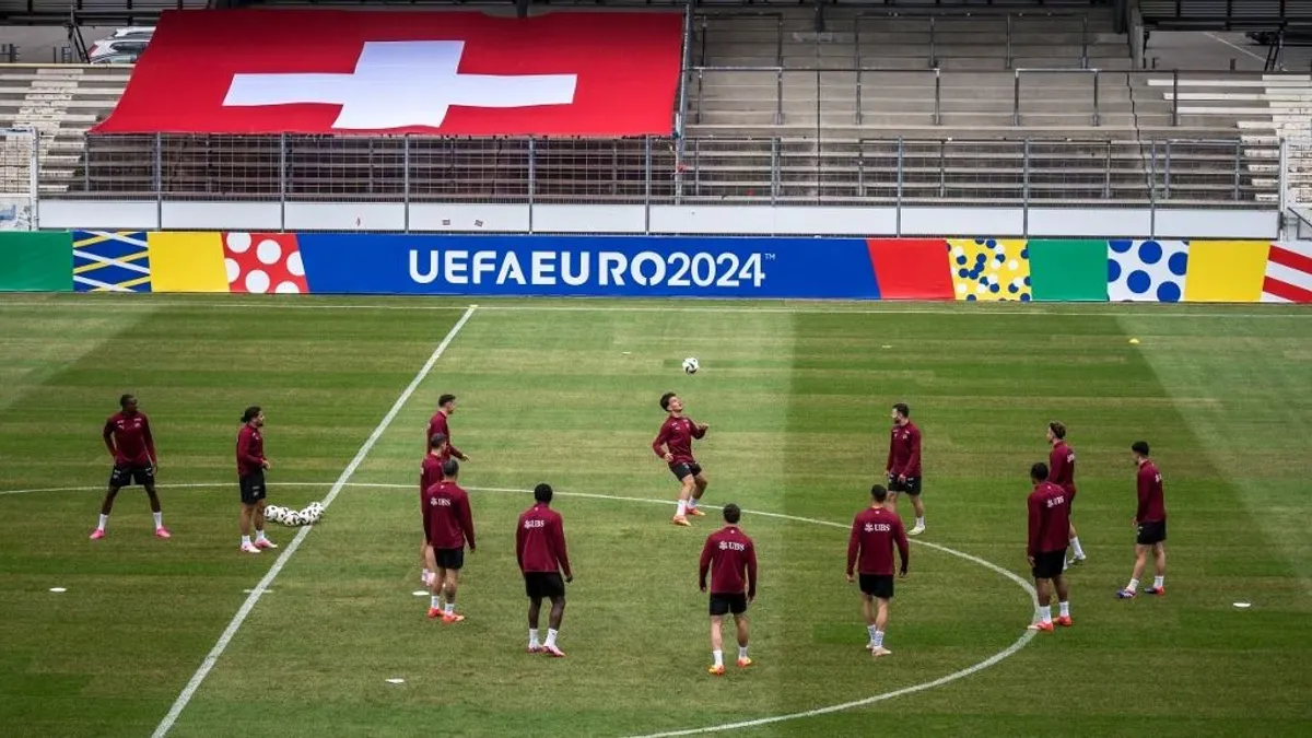 Kémkedéstől tartanak a svájciak, az UEFA melléjük állt