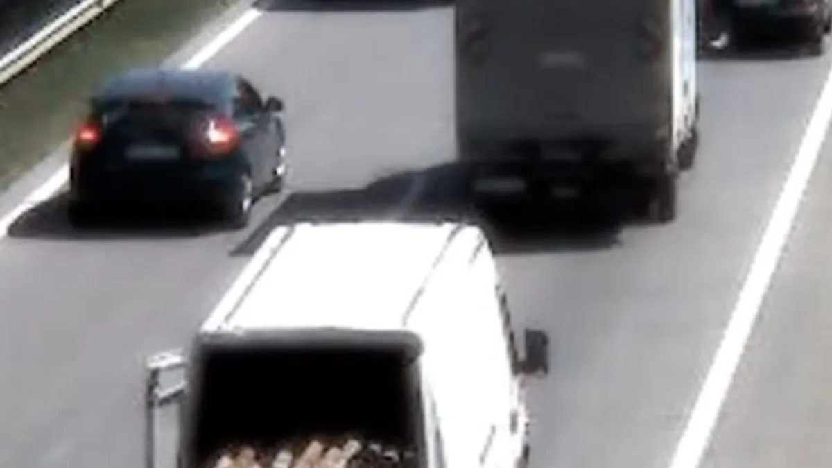 Megláttak a rendőrök egy furgont az M0-son, ami kilógott belőle, attól ők is elképedtek - videó