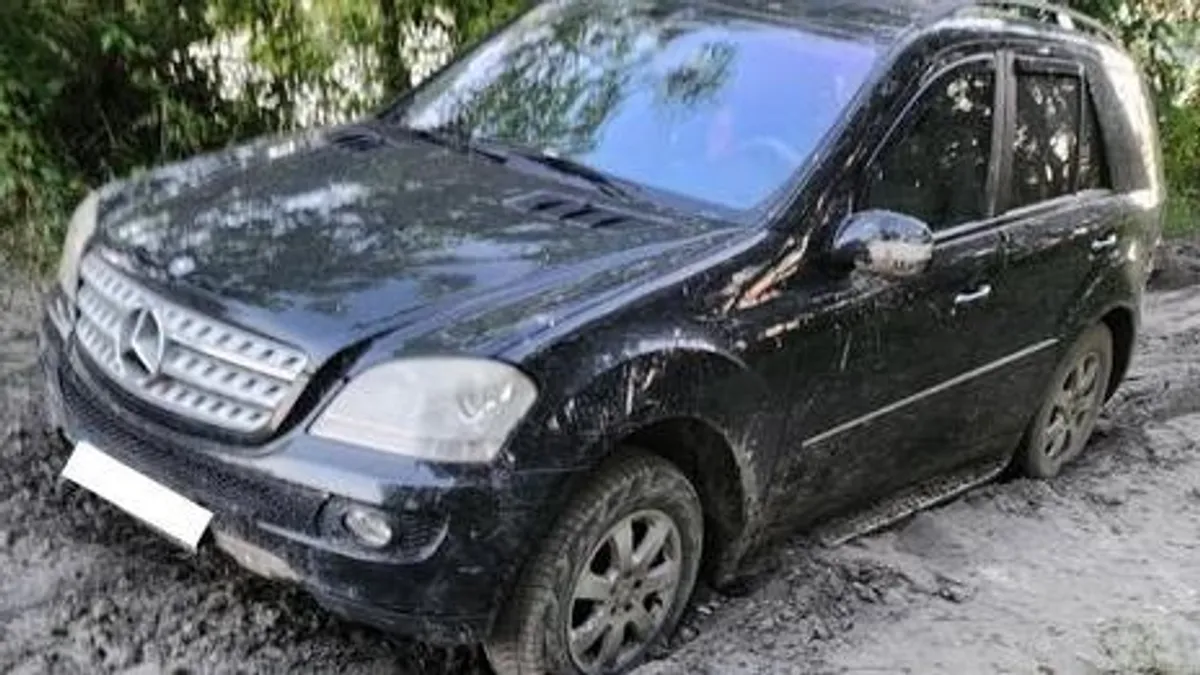 Elakadt a sárban egy férfi Szlovákiában, teljesen kimerült