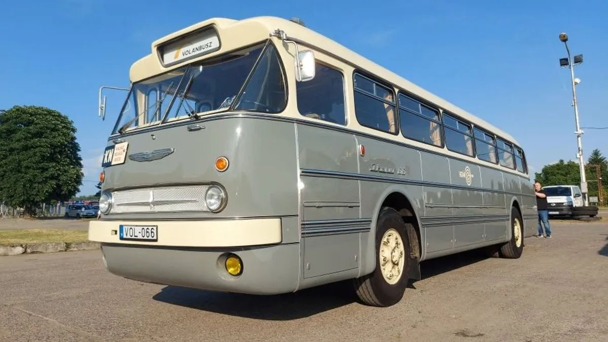 Időutazás Hatvanban: felsorakoztak a legszebb volános Ikarus buszok