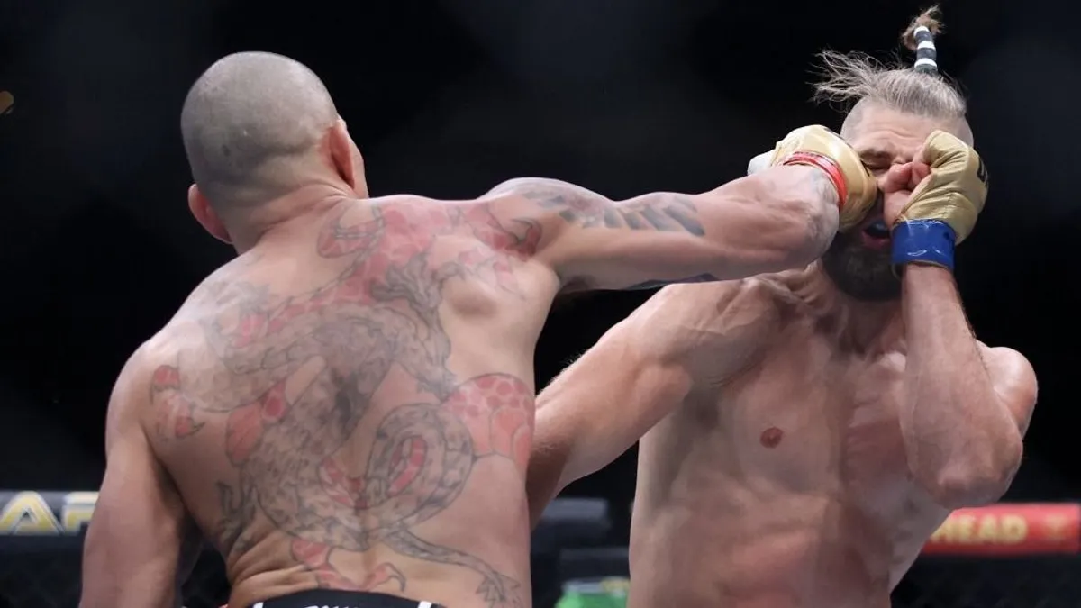 Meglepő üzenetet küldött a bokszvilágbajnok a UFC bajnokának
