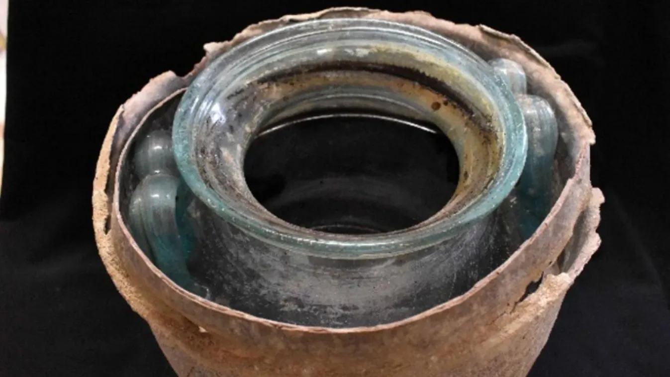 Kétezer éves bort találtak egy római sírban: még mindig folyékony