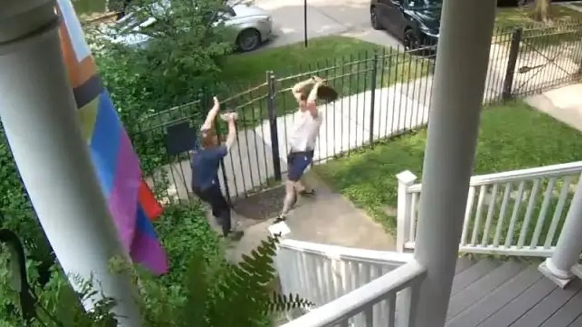 Serpenyővel kergette el a betörőt egy férfi Chicagóban - videó