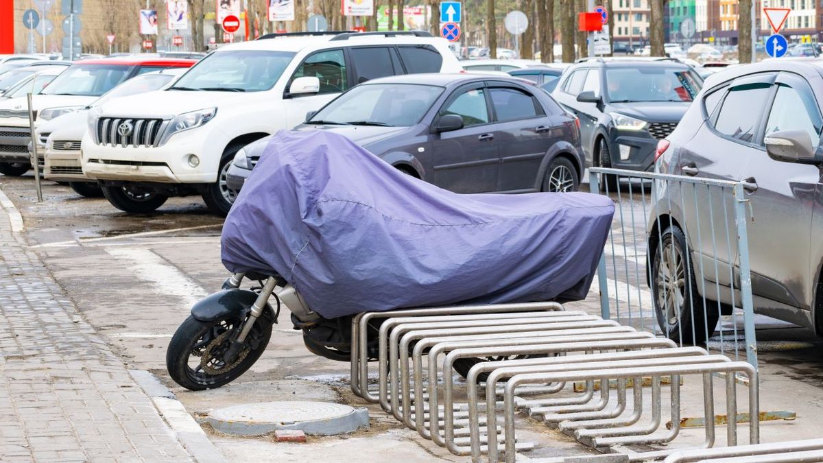 cikk a motorozásról, cikkamotorozásról, illusztráció, motorkerékpár garázsban, motorkerékpárgarázsban, motorkerékpár tárolás, motorkerékpártárolás