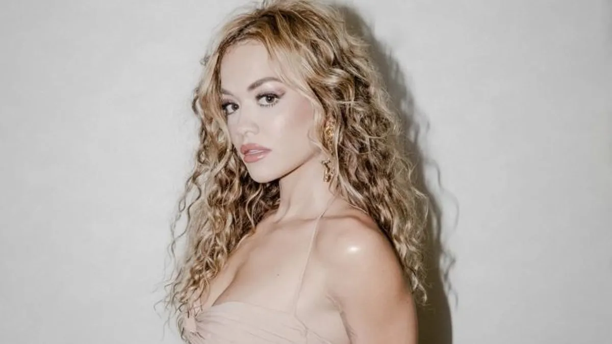 Felismerhetetlenre csúfítva, egy szál bugyiban vonaglik Rita Ora - képek
