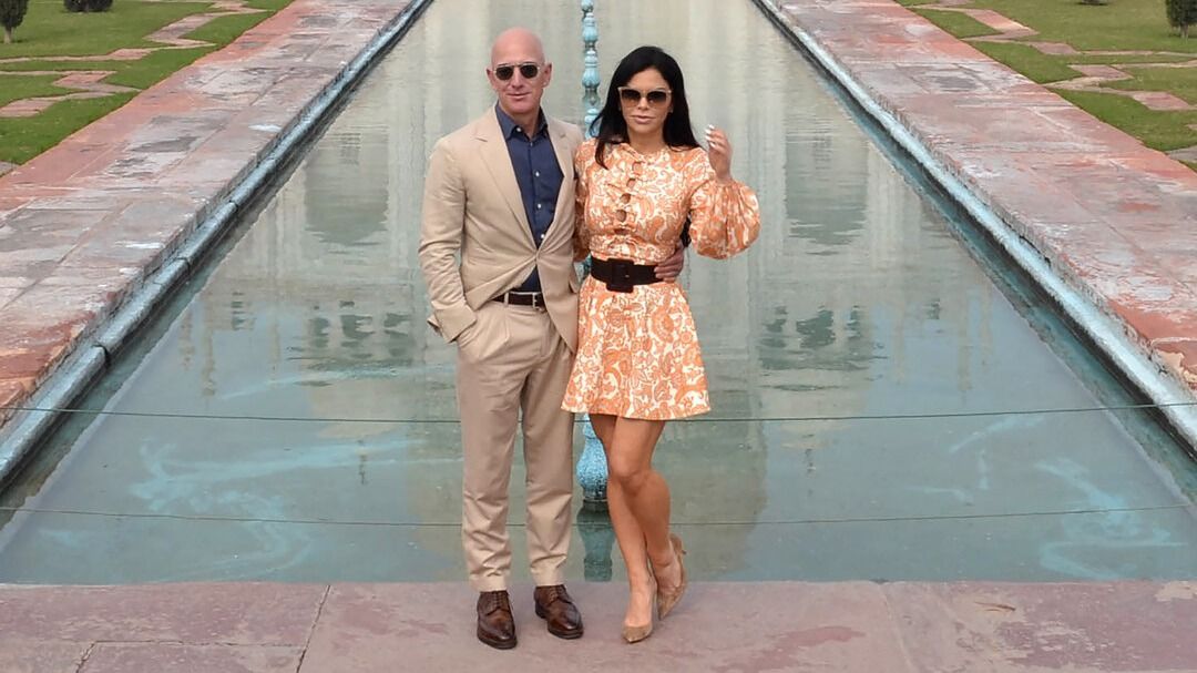 Jeff Bezos és Lauren Sánchez a Tádzs  Mahalnál tett látogatásukkor