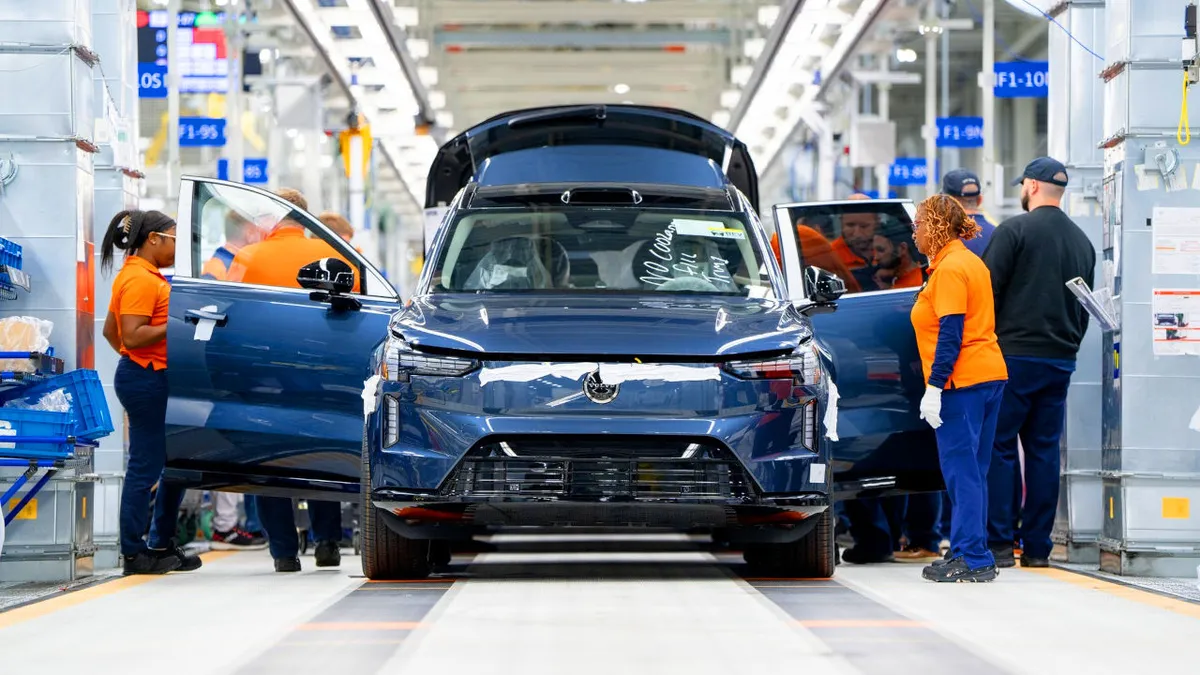 Másfél évvel a bemutatót követően megkezdték a Volvo EX90 sorozatgyártását