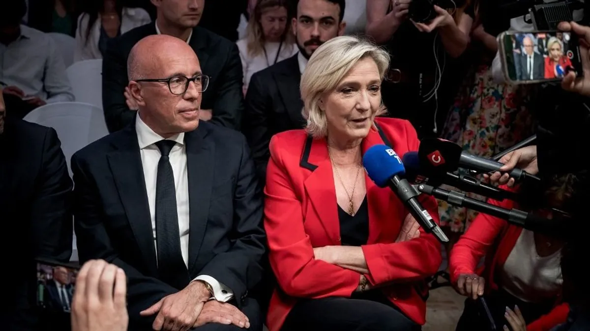 Továbbra is Marie Le Pen pártja vezeti a közvélemény-kutatásokat Franciaországban