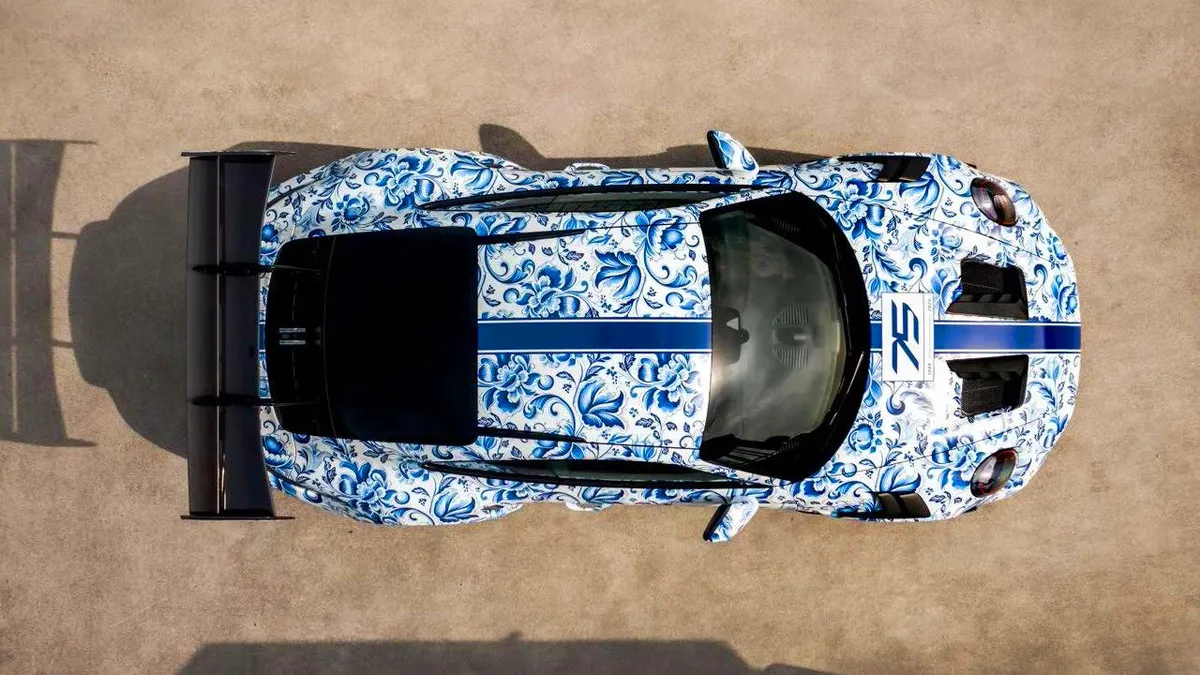 Porcelánfestésű autóval (porschelán?) ünnepel a 75 éves Porsche importőr