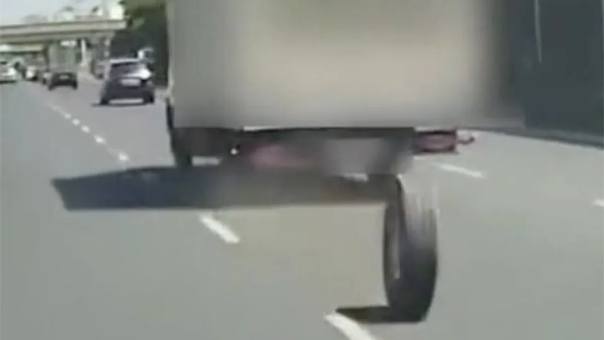 Menet közben kezdett szétesni egy kisteherautó, elhagyta a kerekeit az M3-ason - videó