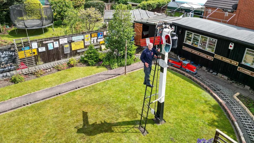 Több mint 30 éve építi miniatűr pályáját a hátsó kertjében ez a vasútmániás nagypapa, Derek Burwell, DerekBurwell