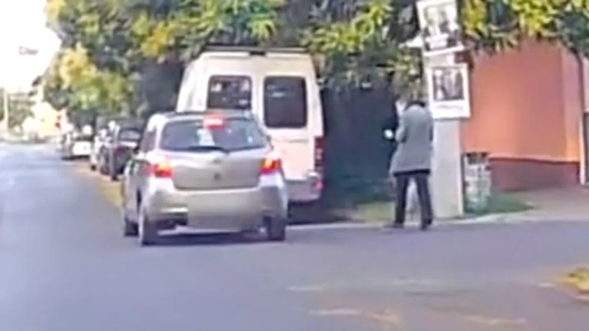 M0-son gyalog menekülő ámokfutó, vizes lufival gyalogost dobáló bunkó - videók