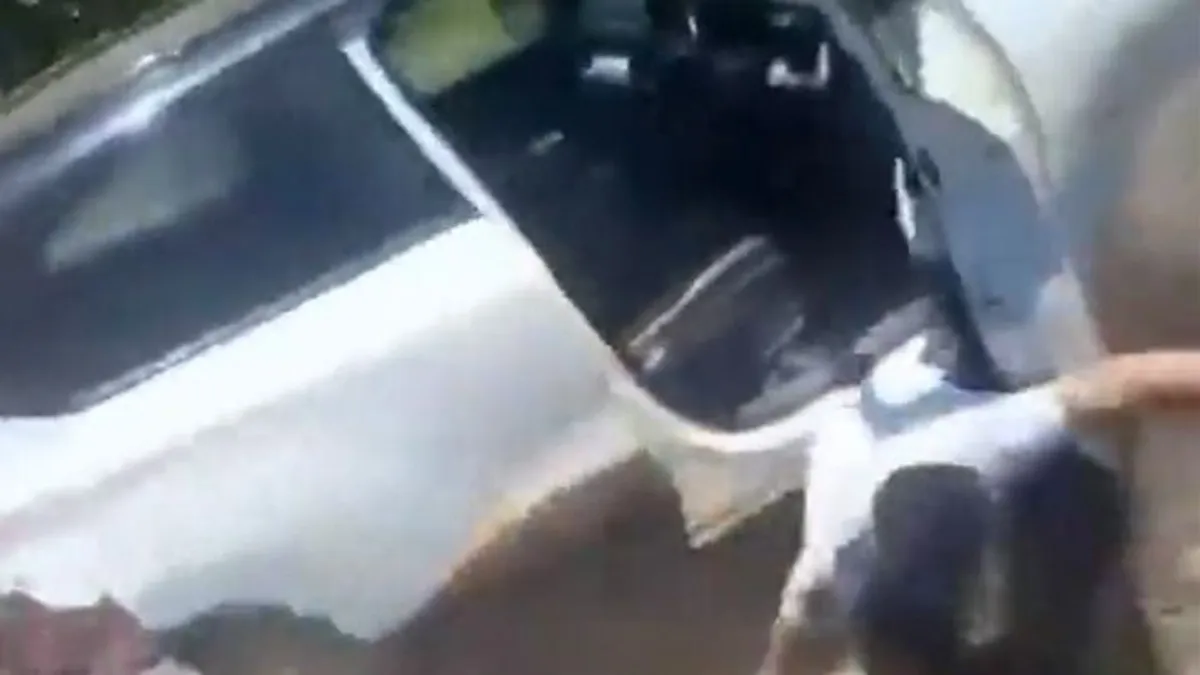 Az utolsó pillanatban ugrott ki a kocsiból, aztán szomorúan nézte, ahogy palacsinta lesz belőle - videó