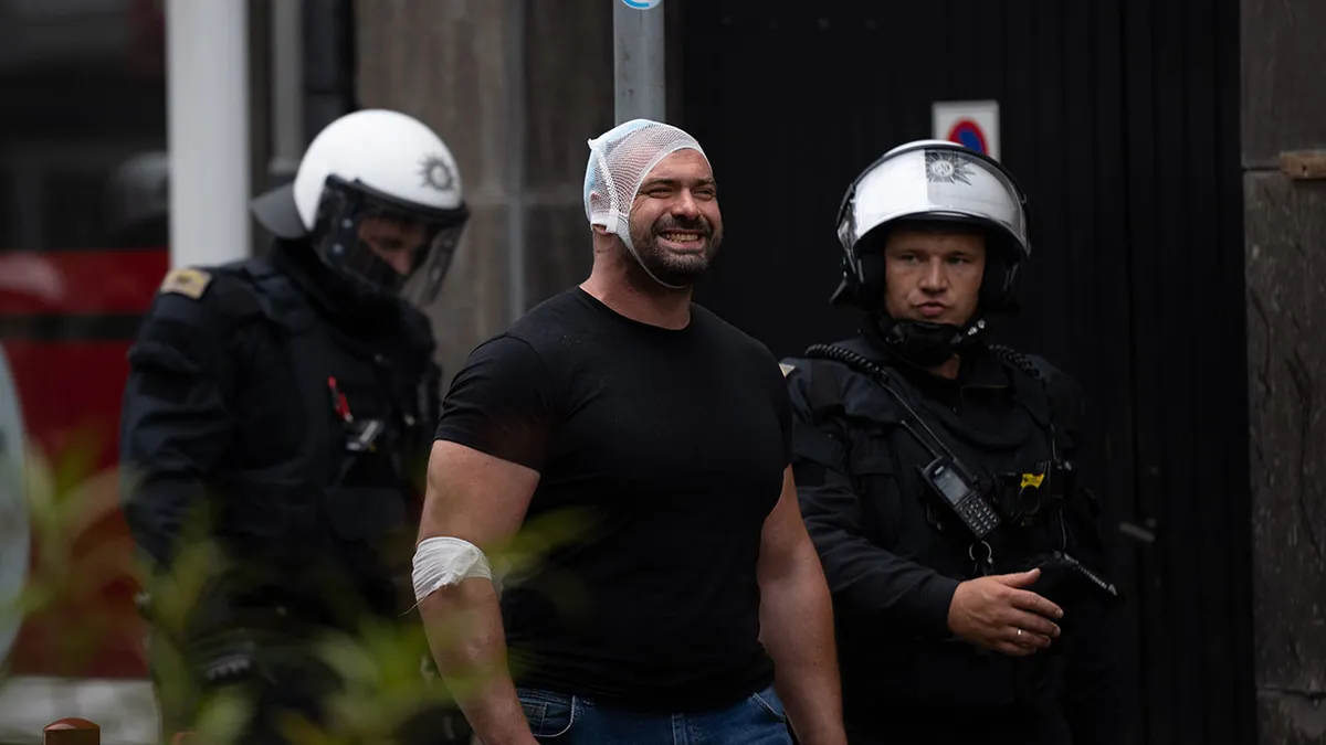 Óriási borány utcai harcok a Szerbia-Anglia mérkőzés előtt