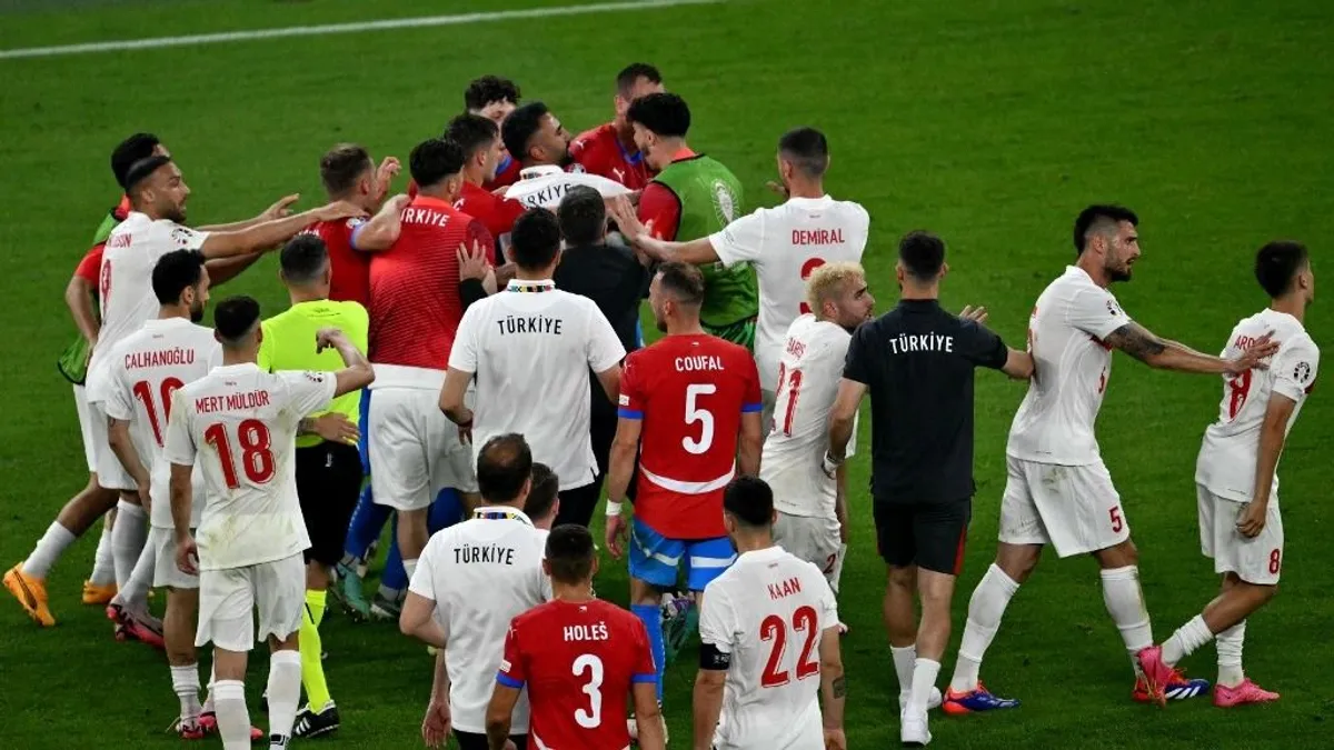 Tömegverekedés, kiállítás és szurkolói botrány a cseh-török meccsen