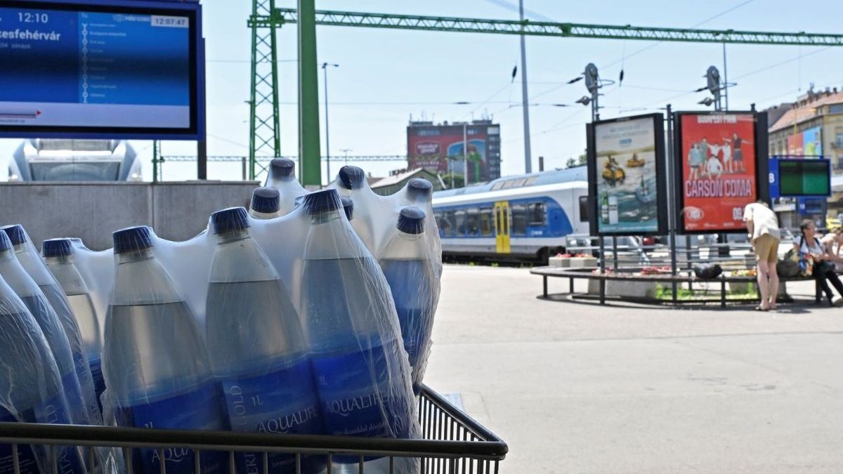A MÁV Zrt. munkatársai a vízosztáshoz készülnek a harmadfokú hőségriadó miatt a Déli pályaudvaron 2024. június 19-én. (Fotó: MTI/Lakatos Péter)